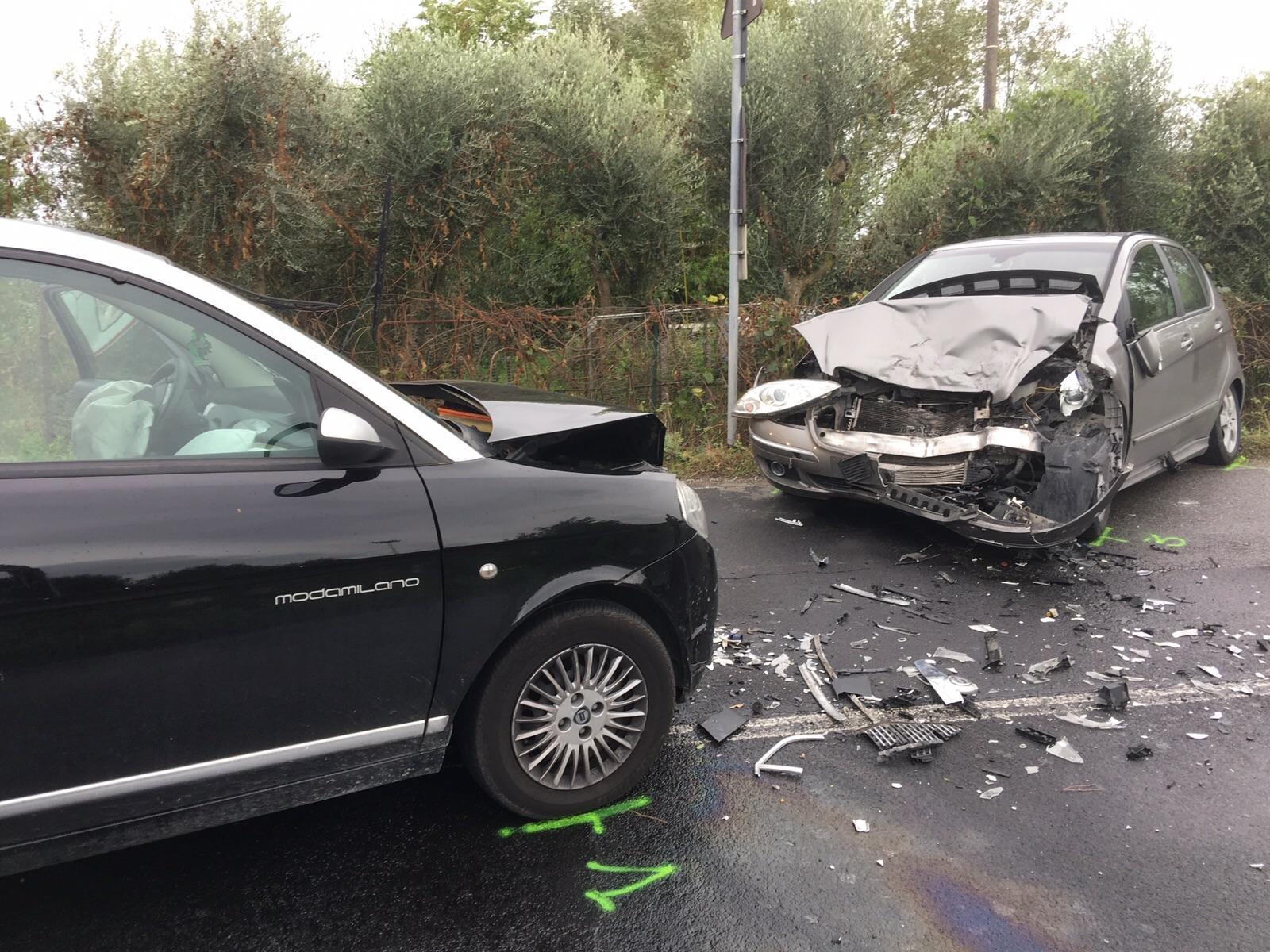 Due delle cinque auto coinvolte nell'incidente (foto agenzia Carlo Sestini)