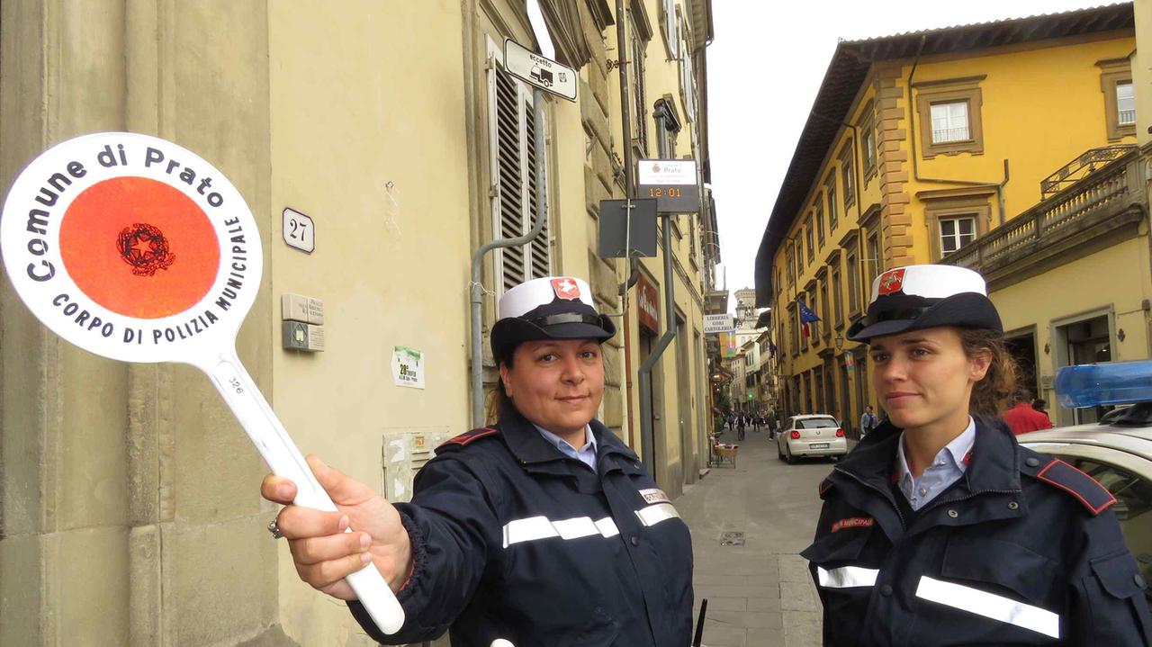 Vigili bloccano l'accesso alla zona protetta dai varchi elettronici