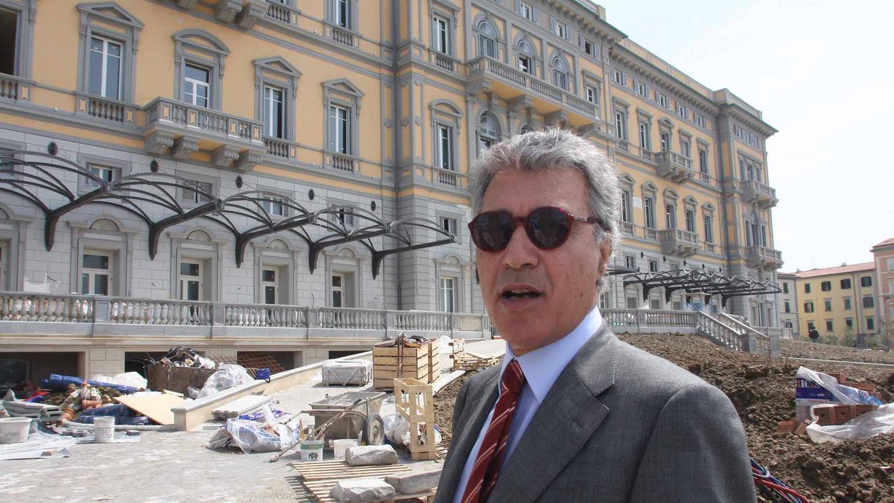 Il costruttore Andrea Bulgarella durante i lavori all'albergo Palazzo