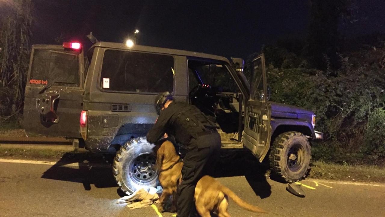 L'auto dei ladri che si è schiantata su un cartello stradale