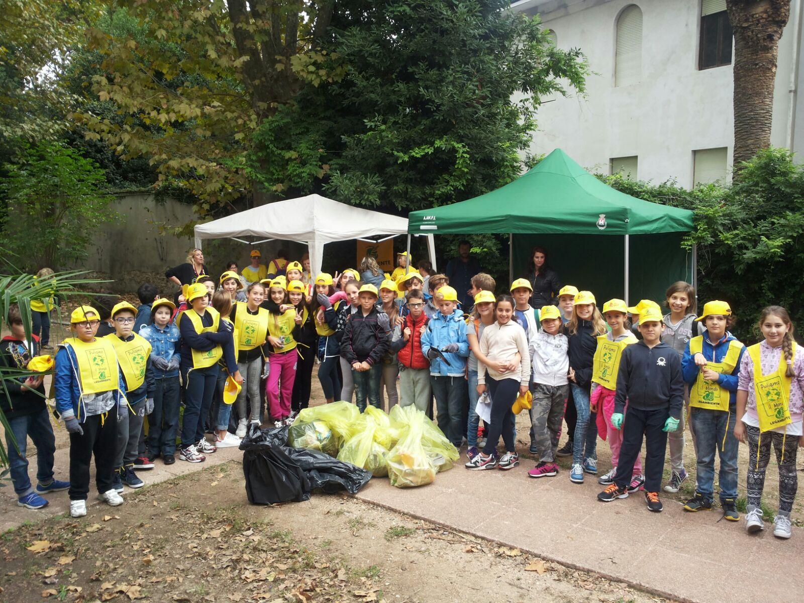 Gli alunni della scuola Micali al termine dell'operazione di pulizia in Villa Regina