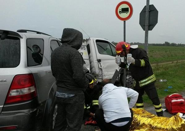 Lido Nazioni, violento scontro tra auto e furgone. Tre feriti gravi 