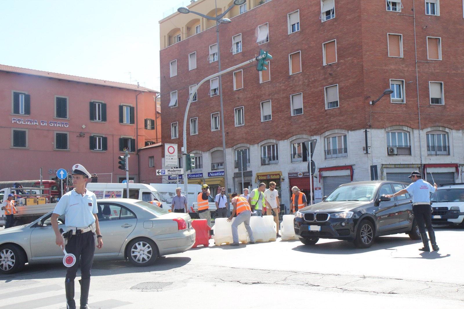 Vigili urbani in piazza Micheli durante i lavori per la costruzione della rotatoria