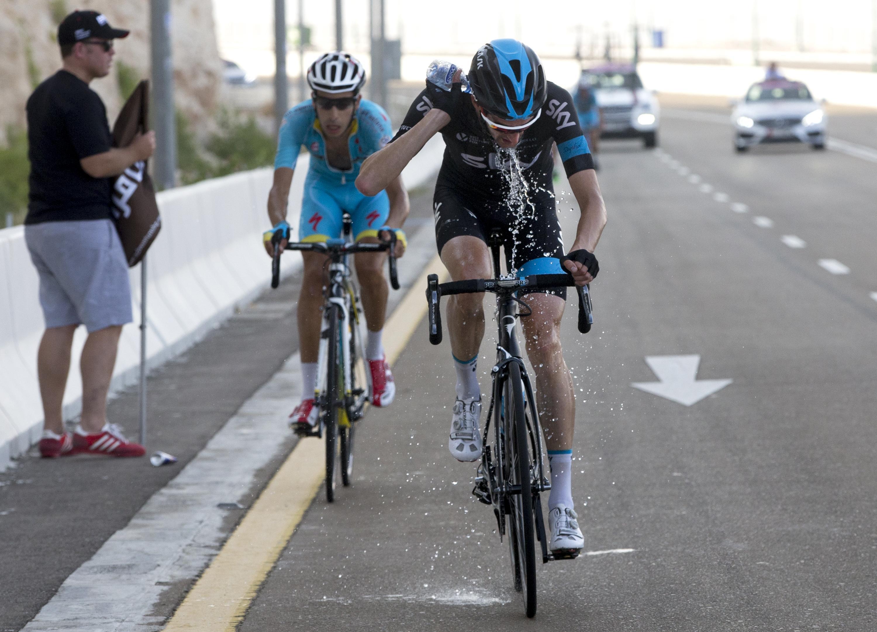 Fabio Aru dietro l'olandese Poels nella terza tappa del Giro di Abu Dhabi 2015
