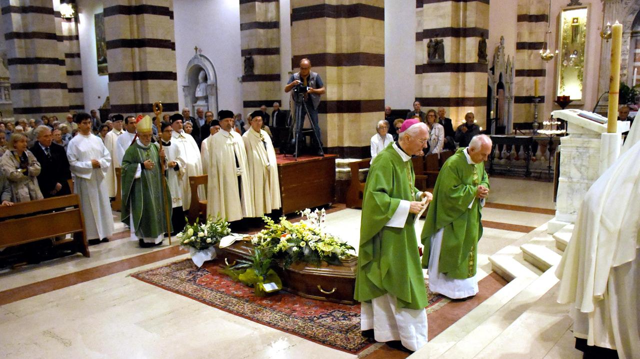 I sacerdoti diocesani sfilano con il vescovo Cetoloni davanti al feretro di Ottolini (foto Bf)