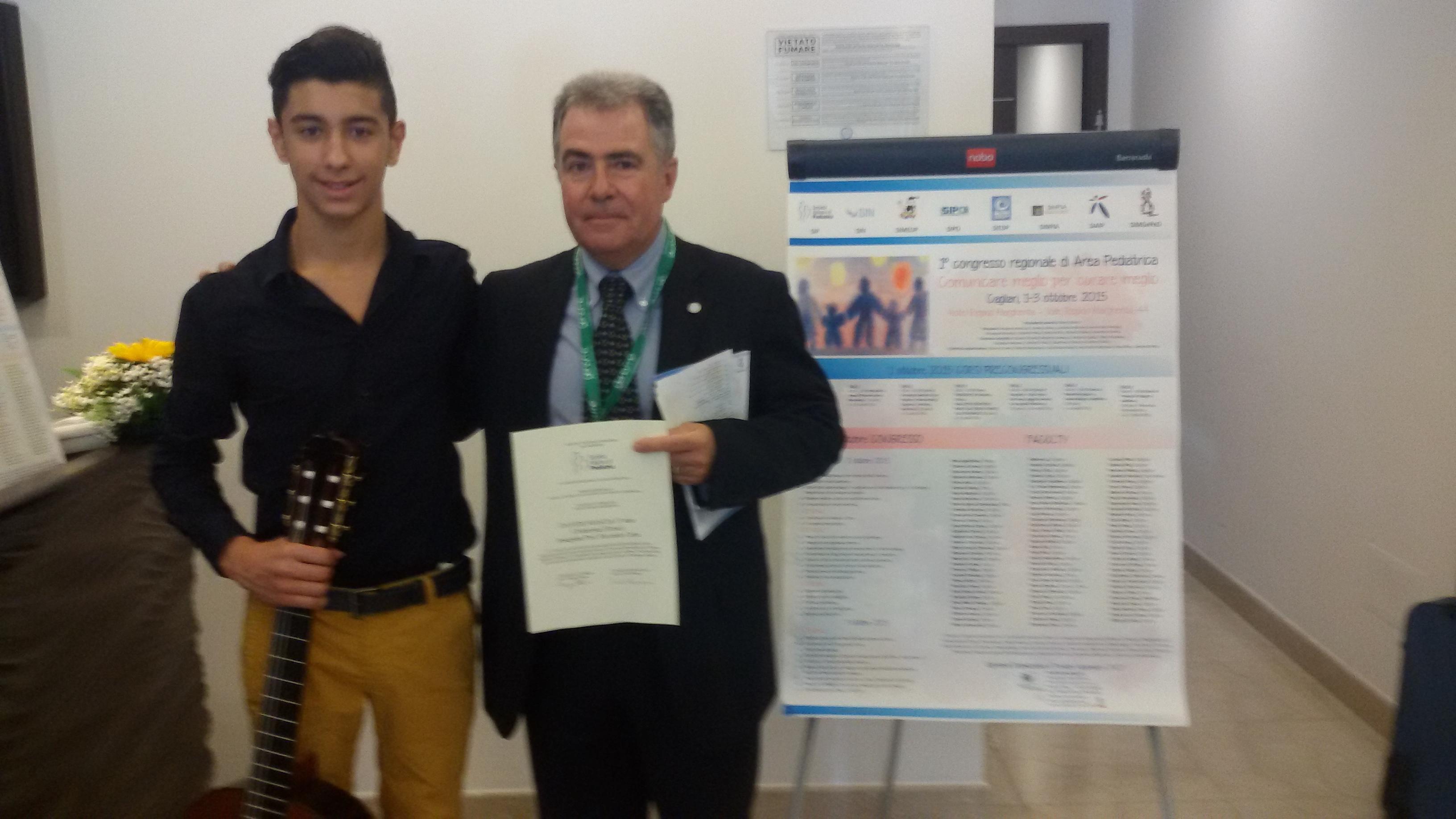 Da sinistra il chitarrista 13enne Davide Mascia di Elmas con Giuseppe Masnata presidente della Società italiana di Pediatria