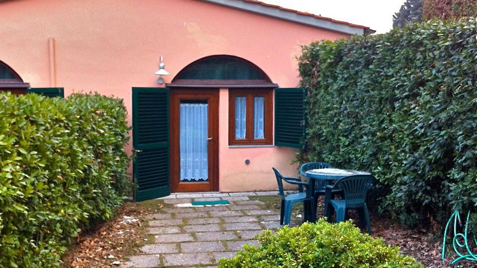 La proprietaria del casale: «È la terza volta, siamo spaventati»