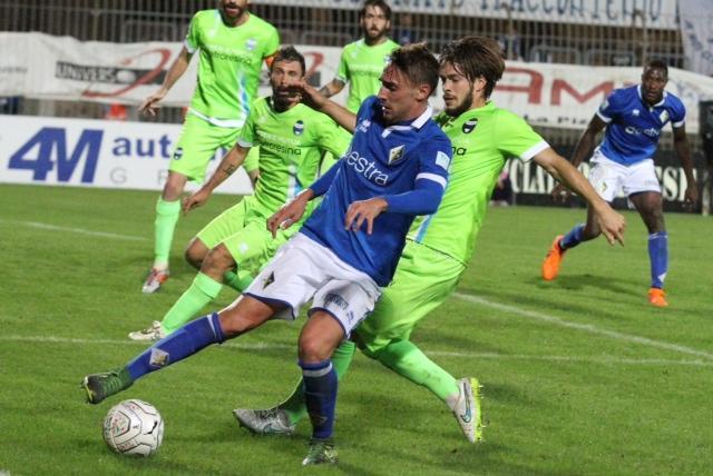 Capello contrastato dai difensori della Spal (foto Batavia)
