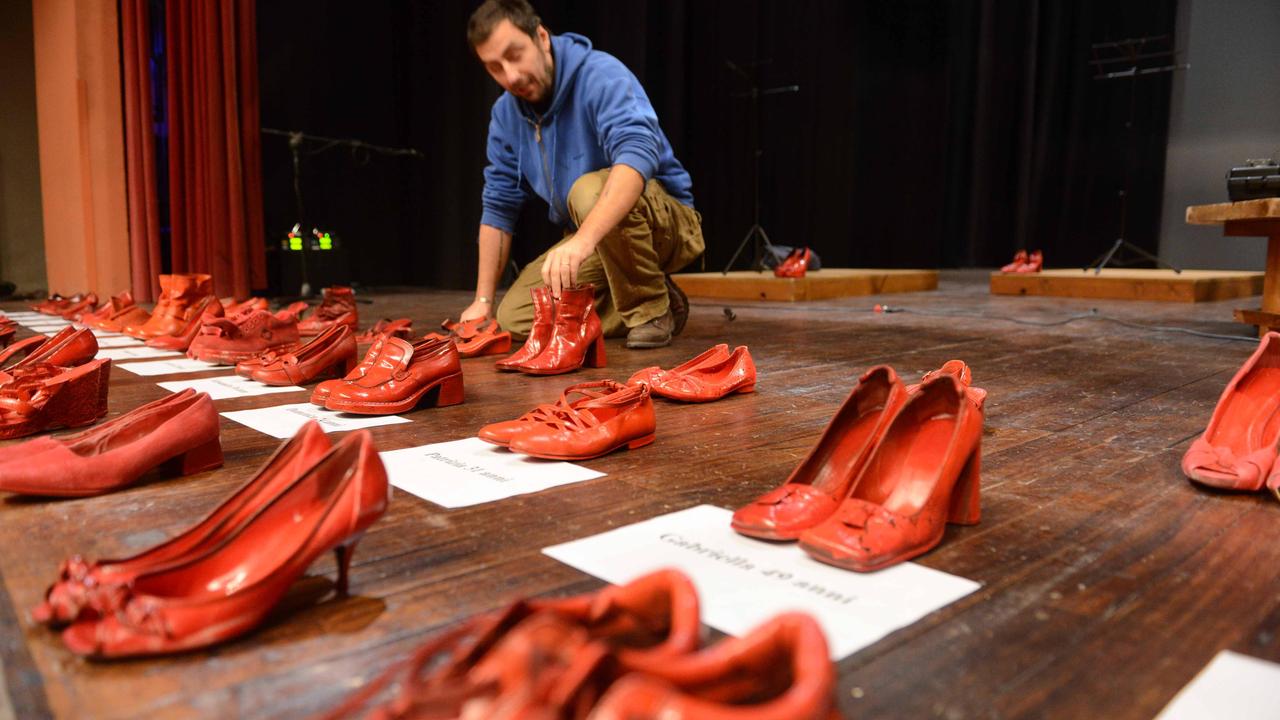 Una performance sul femminicidio (foto silvi)