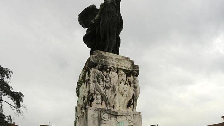 Natale col ghiaccio, rebus sulle casette