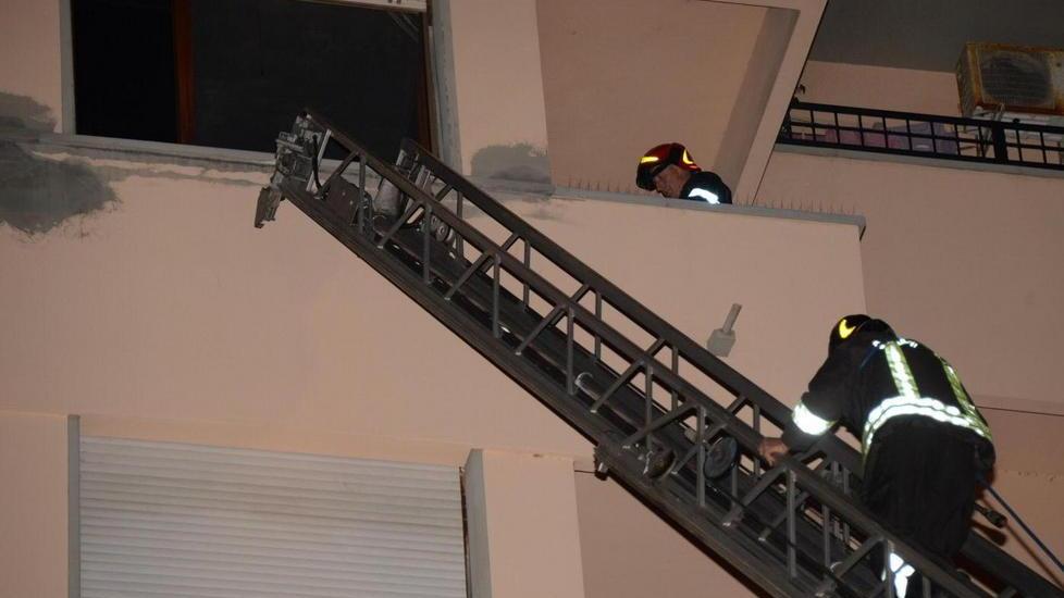 Cucina in fiamme per una padella