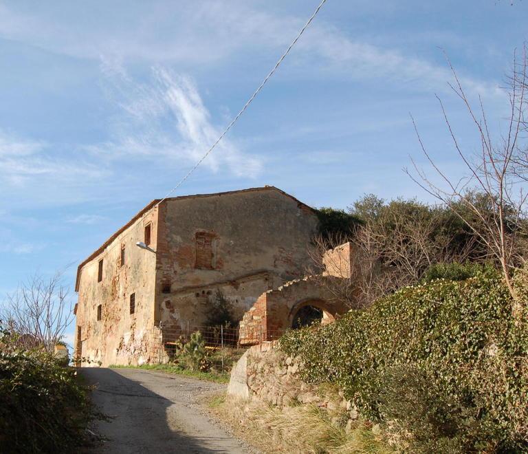 Crolla un edificio a Toiano il paese da anni fantasma 