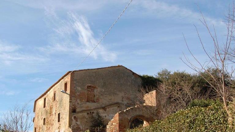 Crolla un edificio a Toiano il paese da anni fantasma