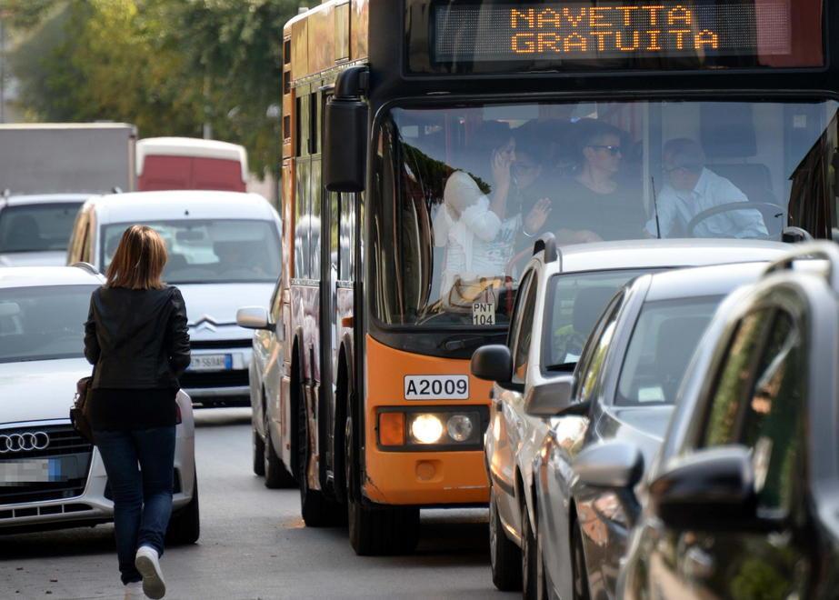 Via i bus dal quartiere Fuori del Ponte in rivolta 
