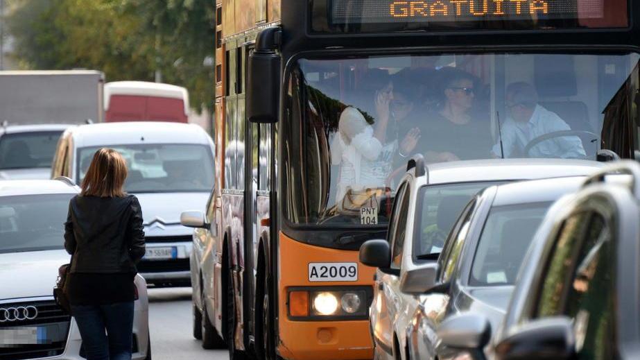Via i bus dal quartiere Fuori del Ponte in rivolta