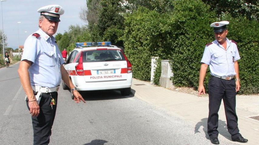 Cade dalla bici e muore sotto gli occhi del nipotino