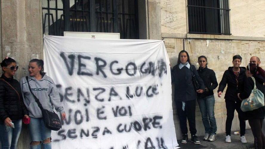 Gli occupanti in Comune «Ridateci la corrente»