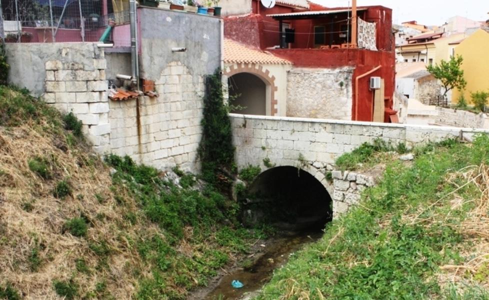 Ossi, le piogge e il canale tombato alto rischio per il centro storico 