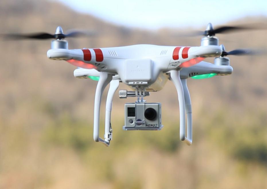 Cercano i tetti di amianto facendo volare i droni