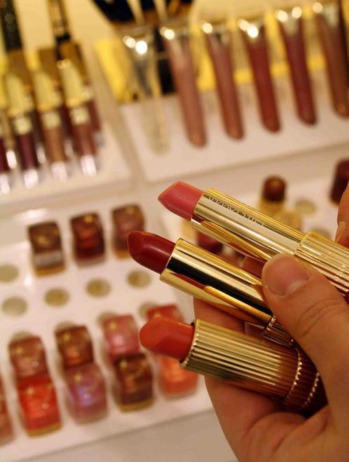 Furto negli spogliatoi e razzia di cosmetici 