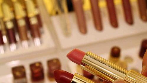 Furto negli spogliatoi e razzia di cosmetici