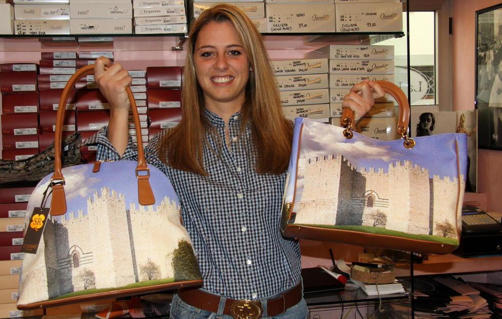 Una borsa cartolina in omaggio a Prato