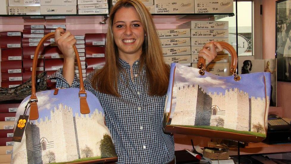 Una borsa cartolina in omaggio a Prato