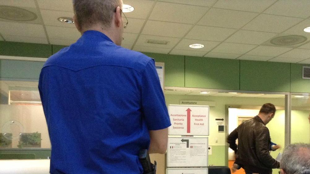 Dà in escandescenze e picchia una guardia al pronto soccorso