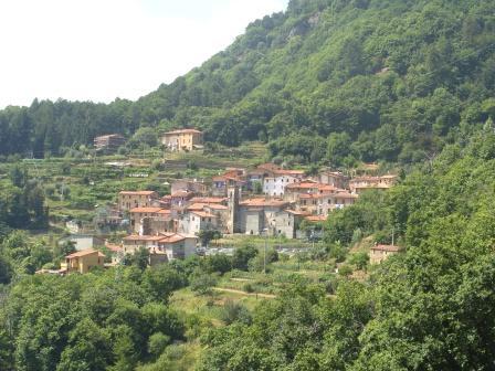 L'abitato di Minazzana, sulle Alpi Apuane
