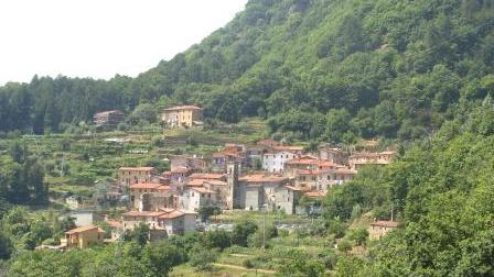 L'abitato di Minazzana, sulle Alpi Apuane
