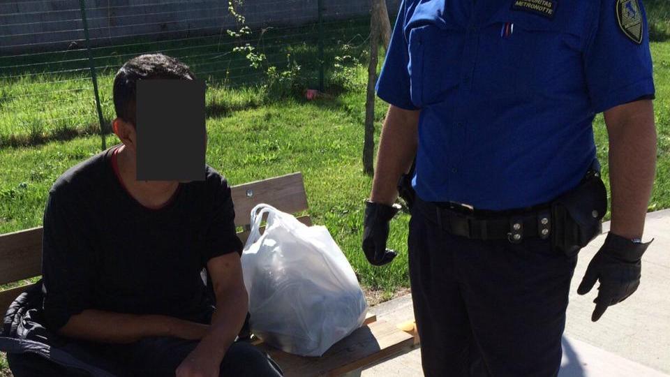L'uomo preso dal vigilante mentre rubava il pranzo (il sacchetto sulla panchina) in ospedale