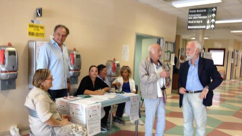 Il banchetto del Fials per la raccolta di firme per abrogare la legge di riordino della sanità
