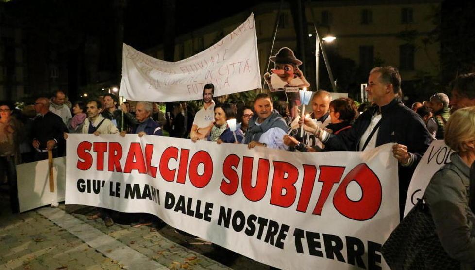 Centinaia alla seconda fiaccolata per dire no al cemento 