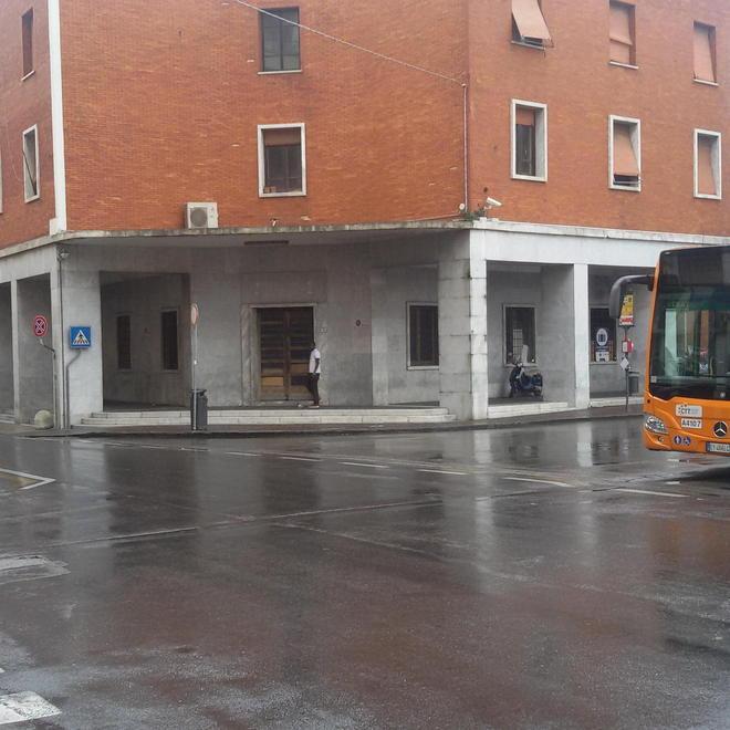 Un posto fisso di polizia affacciato sulla piazza 