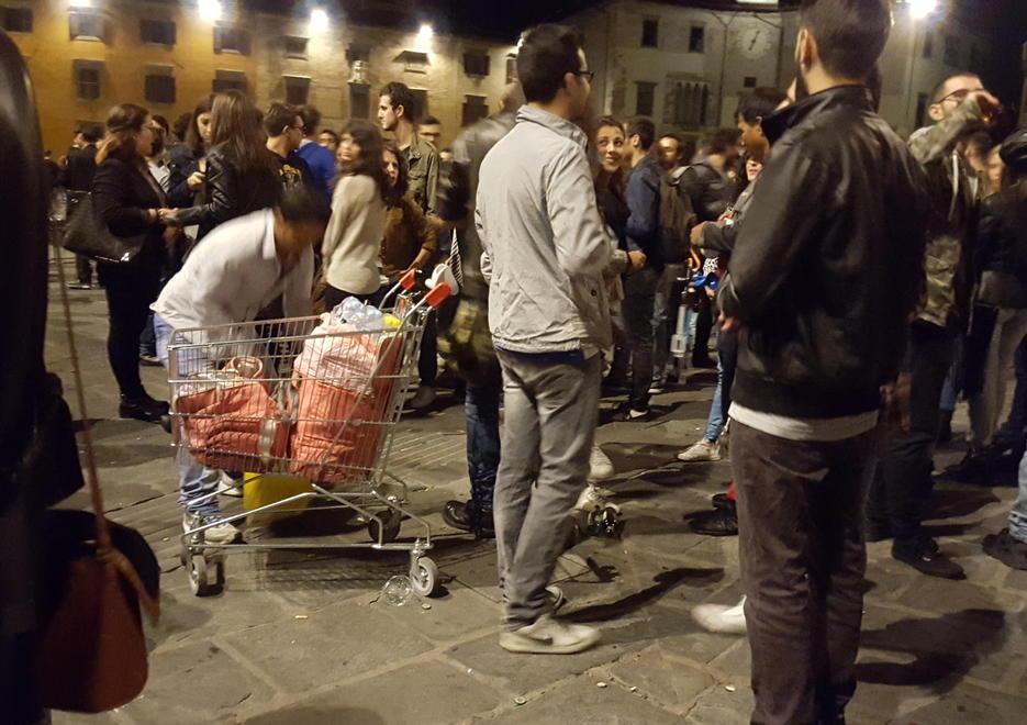 Il market dell’alcol a basso costo: rieccoli i carrelli della movida 