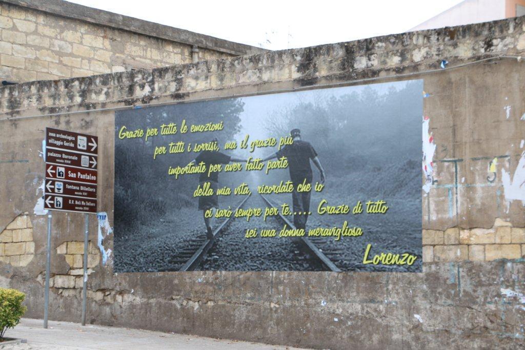 Il manifesto gigante affisso sui muri di Sorso