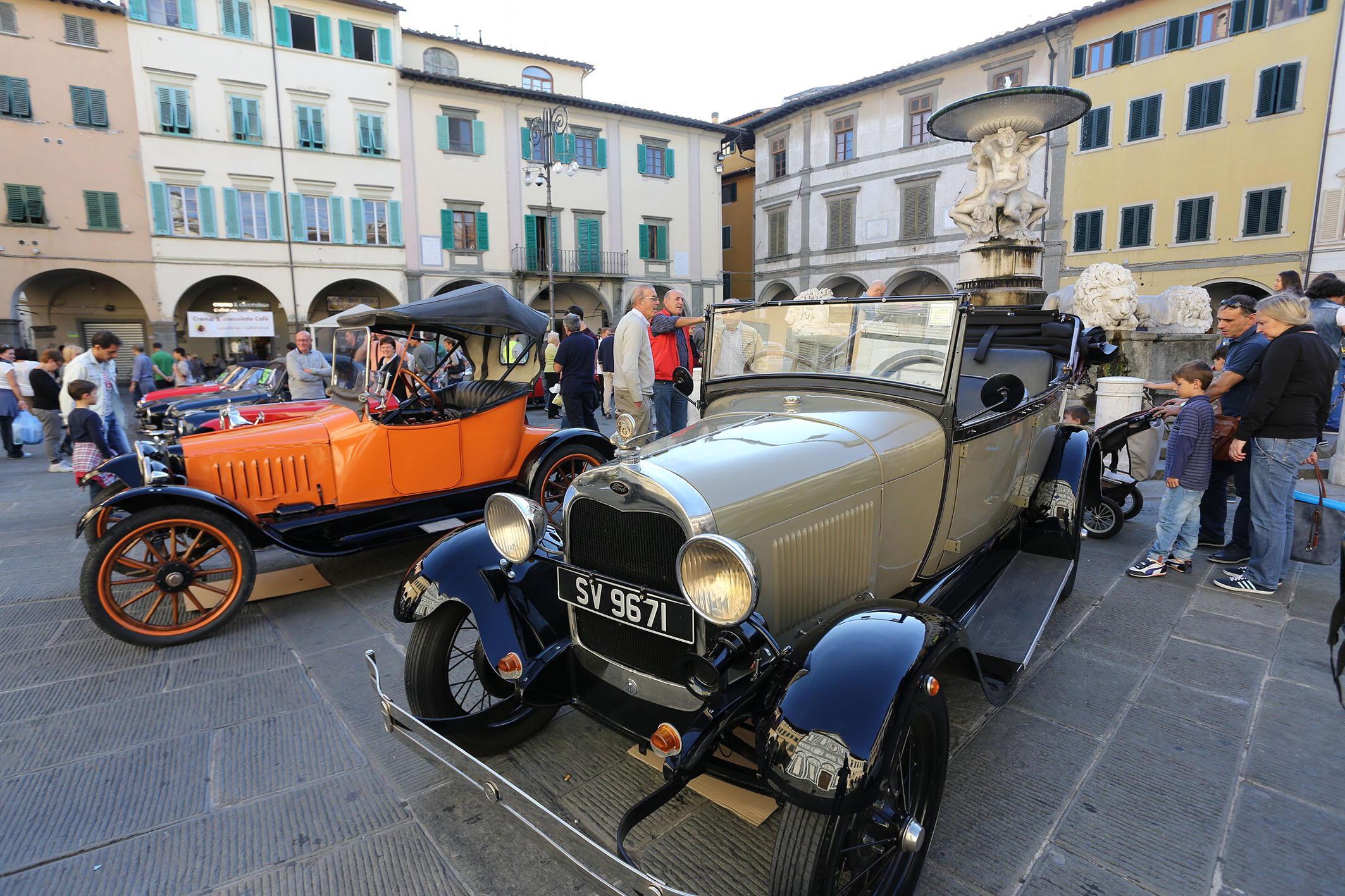 Auto d'epoca in mostra nel cuore di Empoli (foto agenzia Carlo Sestini)