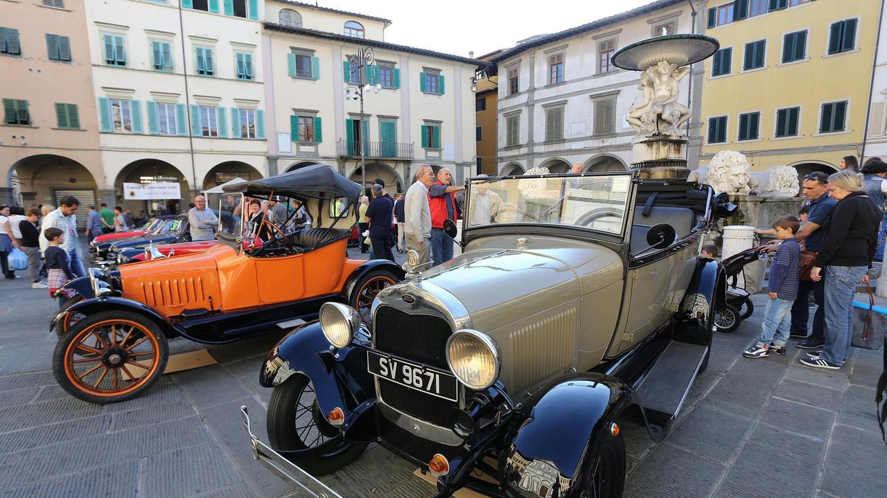 Auto d'epoca in mostra nel cuore di Empoli (foto agenzia Carlo Sestini)