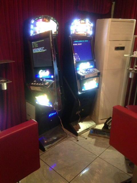 Slot machine danneggiate dai ladri nella sala giochi di Fornacette