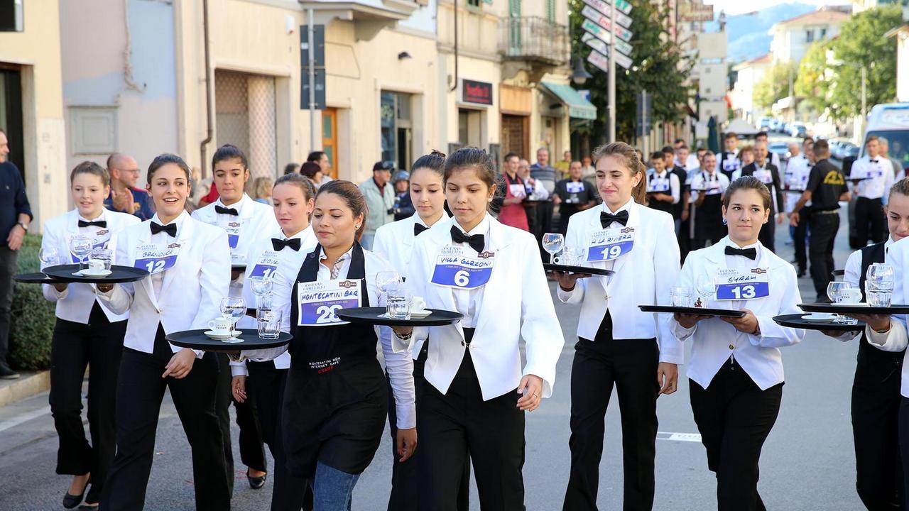 Giovani cameriere durante la corsa (foto Nucci)