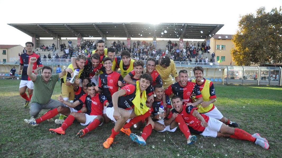 I giocatori del Cecina calcio festeggiano la vittoria sul Rosignano (foto Falorni)