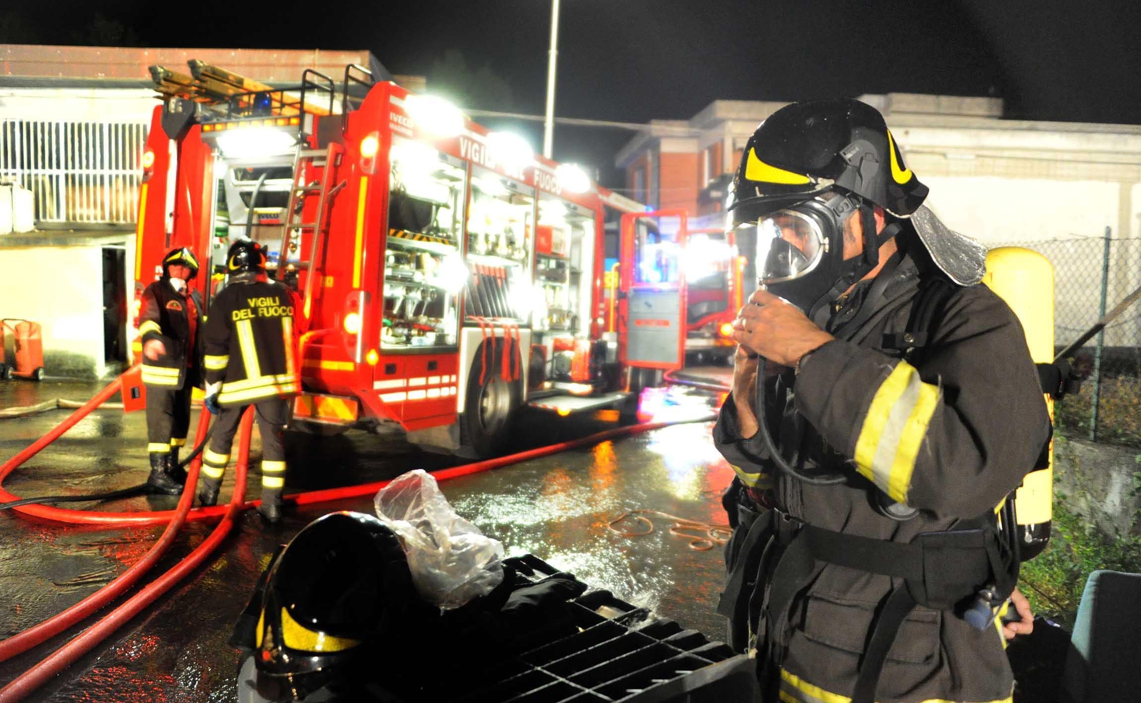 I vigili del fuoco in azione durante un incendio (foto d'archivio)