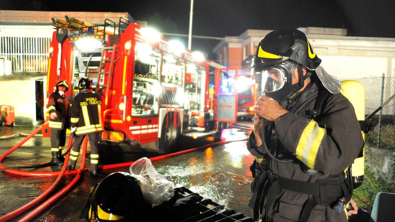 I vigili del fuoco in azione durante un incendio (foto d'archivio)