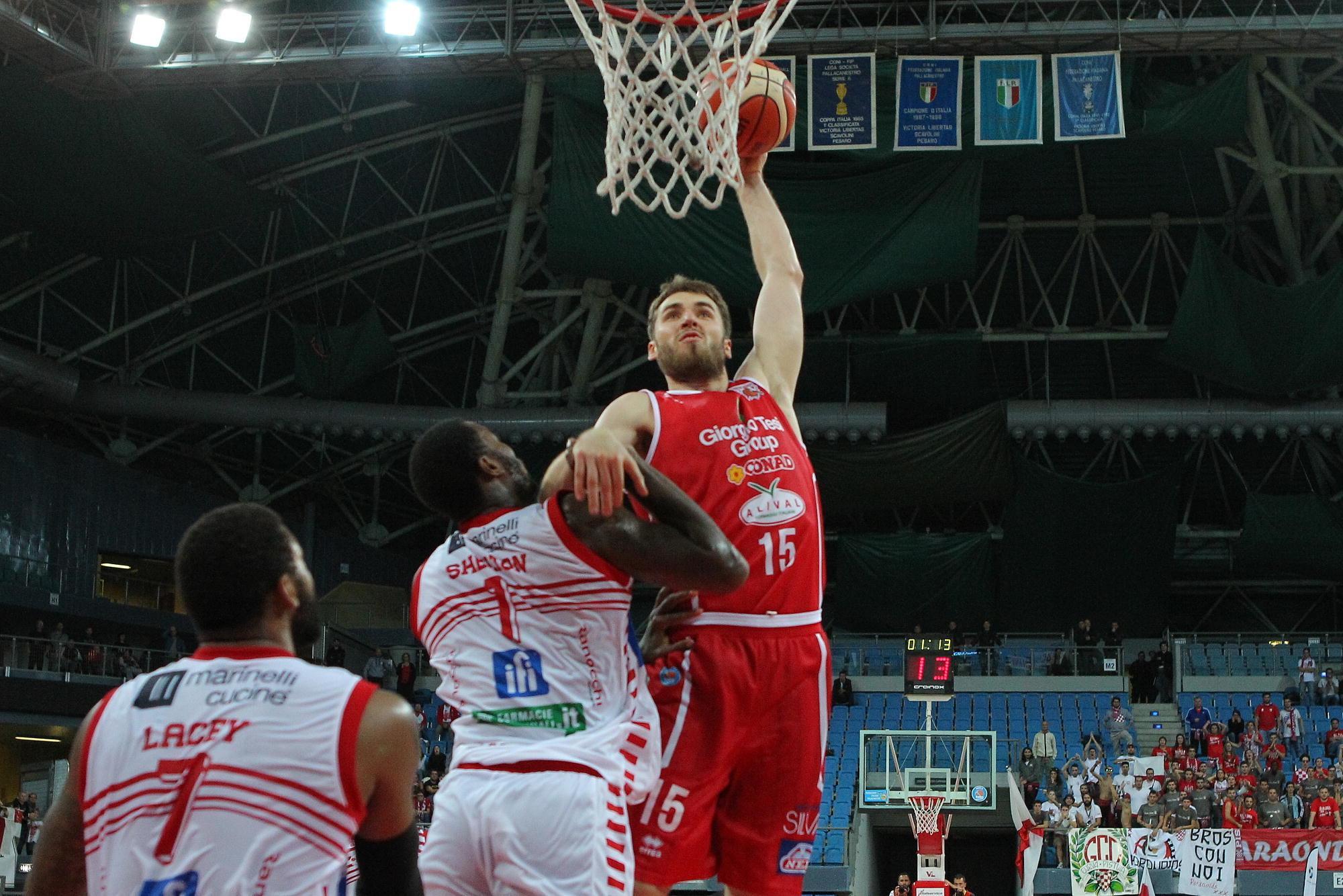 Olek Czyz, venti punti, miglior realizzatore contro Pesaro