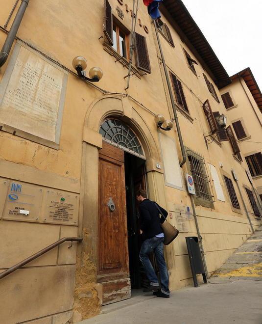 Danneggiato il portone del municipio a Castello