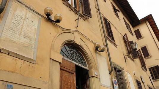 Danneggiato il portone del municipio a Castello