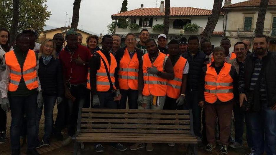 Squadra di volontari per le panchine del parco