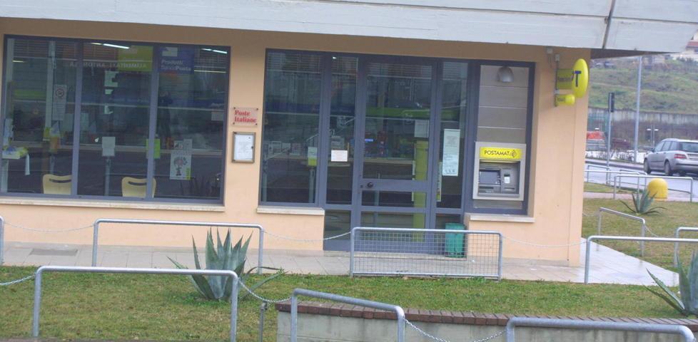 Tentano di svaligiare il bancomat dell’ufficio postale 