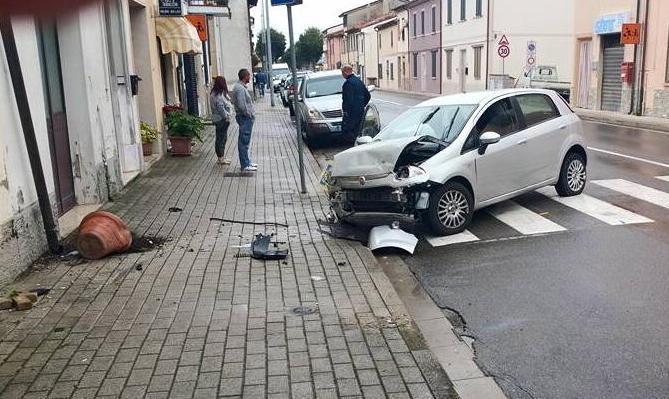Auto contro il muro di una casa 