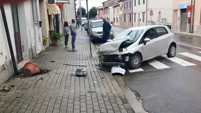 Auto contro il muro di una casa